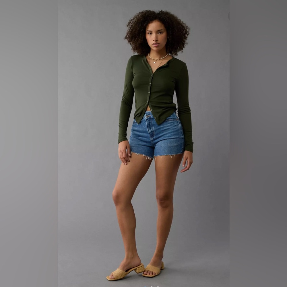 AE Stretch Curvy Crossover Denim Mom Short - Picture 4 of 4